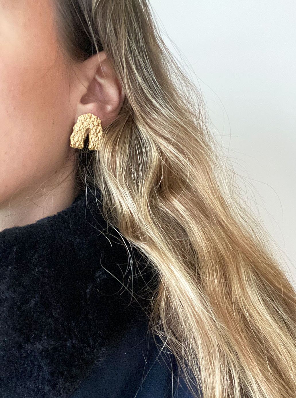 Pendientes arco dorado rugoso