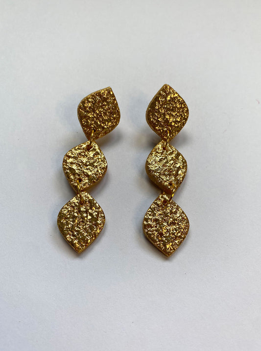 Pendiente largo dorado