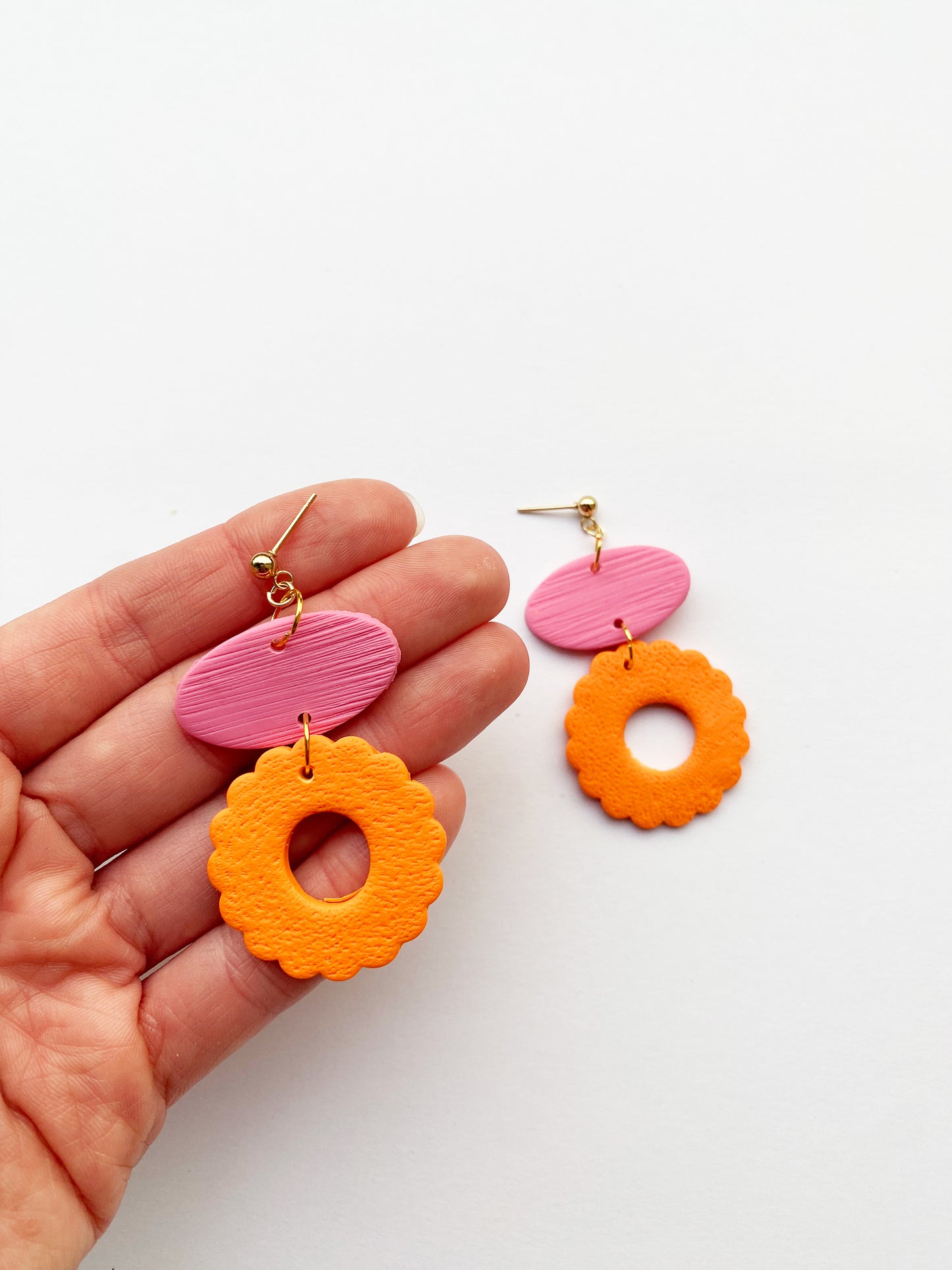 Pendientes flor naranja detalle rosa texturizados