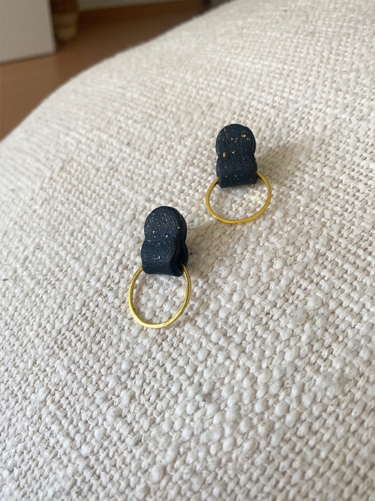 Pendiente negro arco dorado