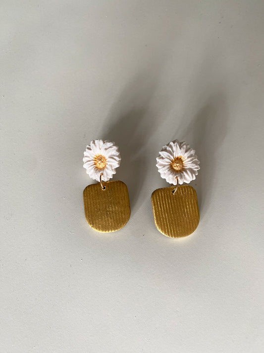 Pendiente flor y oro