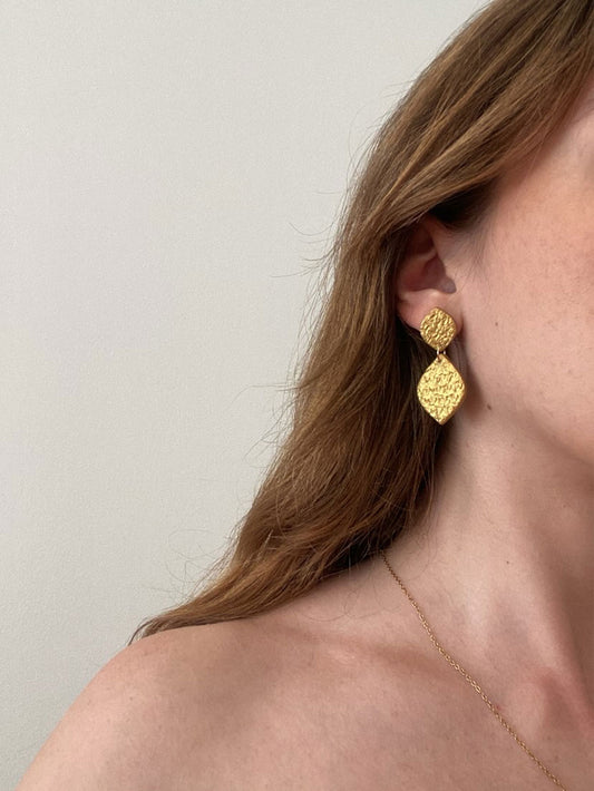 Pendiente gota dorado