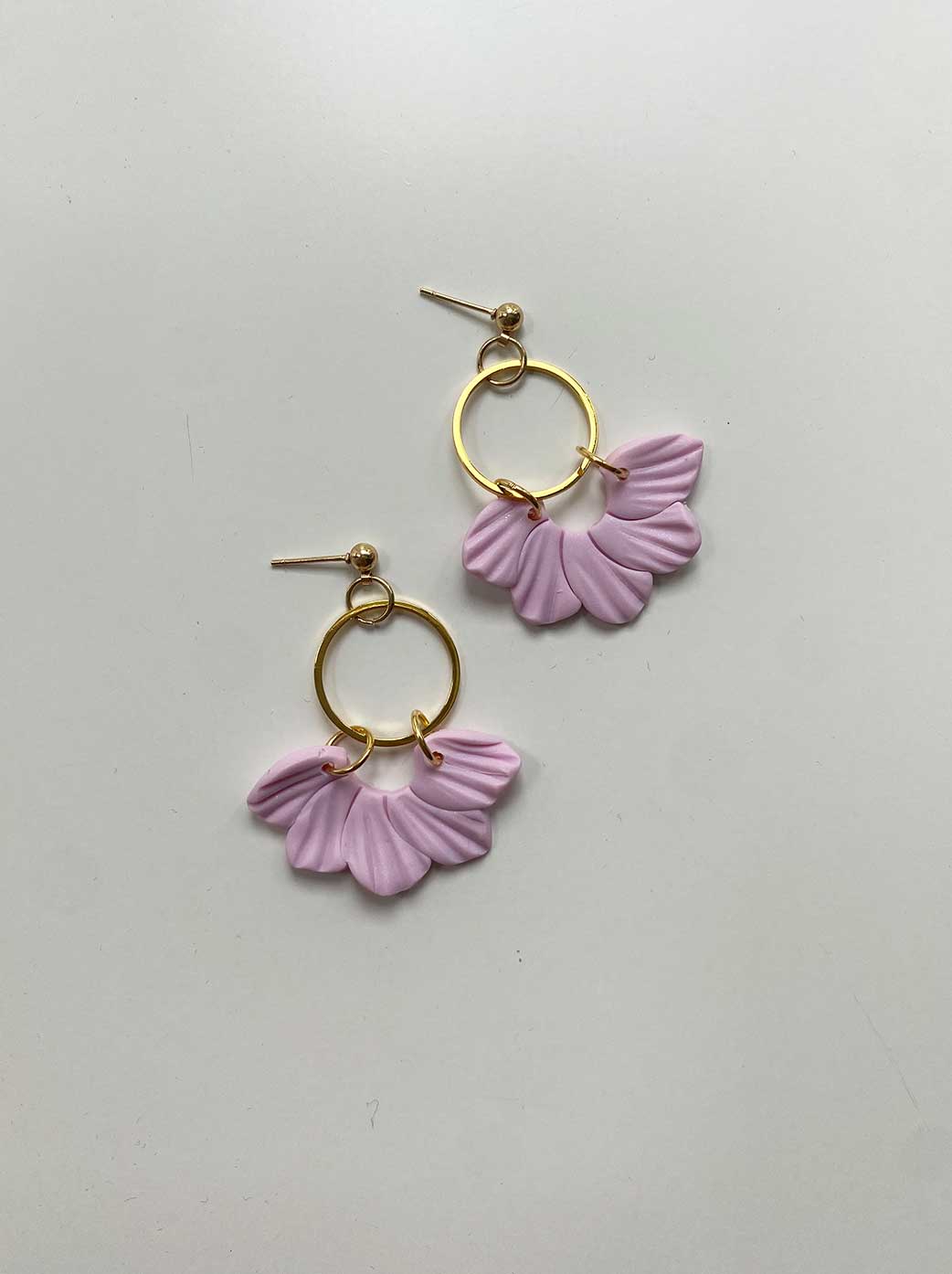 Pendientes de aro dorado con flor