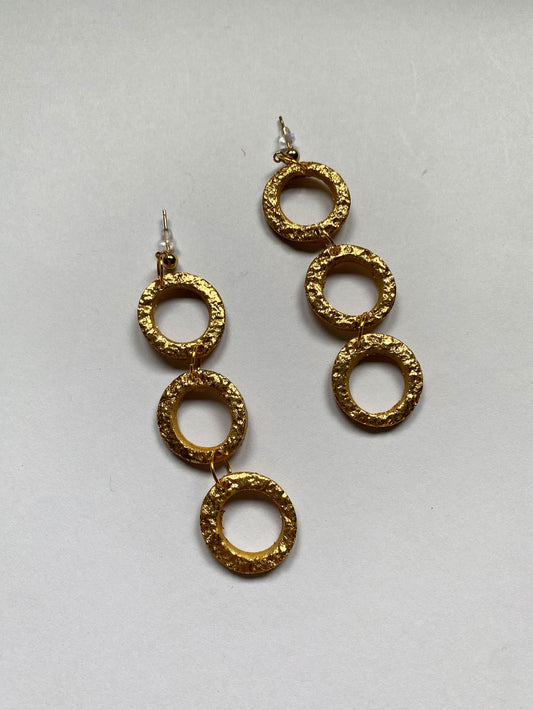 Pendiente aro dorado triple