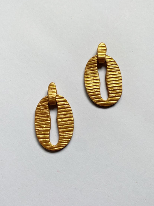 Pendientes clave dorados