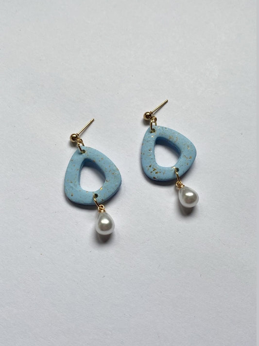 Pendiente celeste con perla