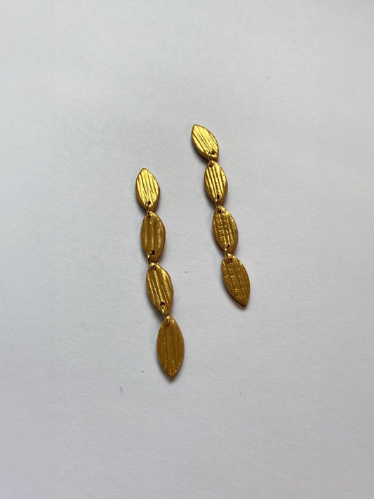 Pendientes clásicos y elegantes de color dorado