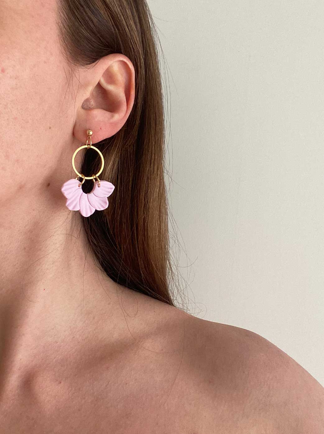Pendientes de aro dorado con flor