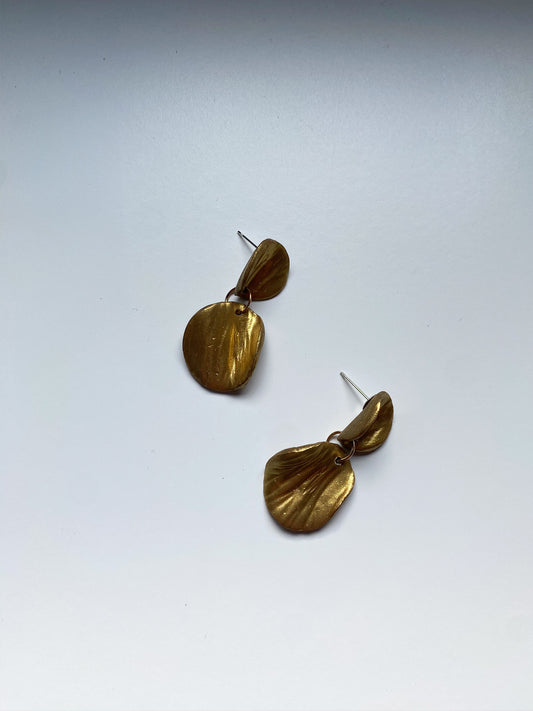 Pendientes petalo dorado