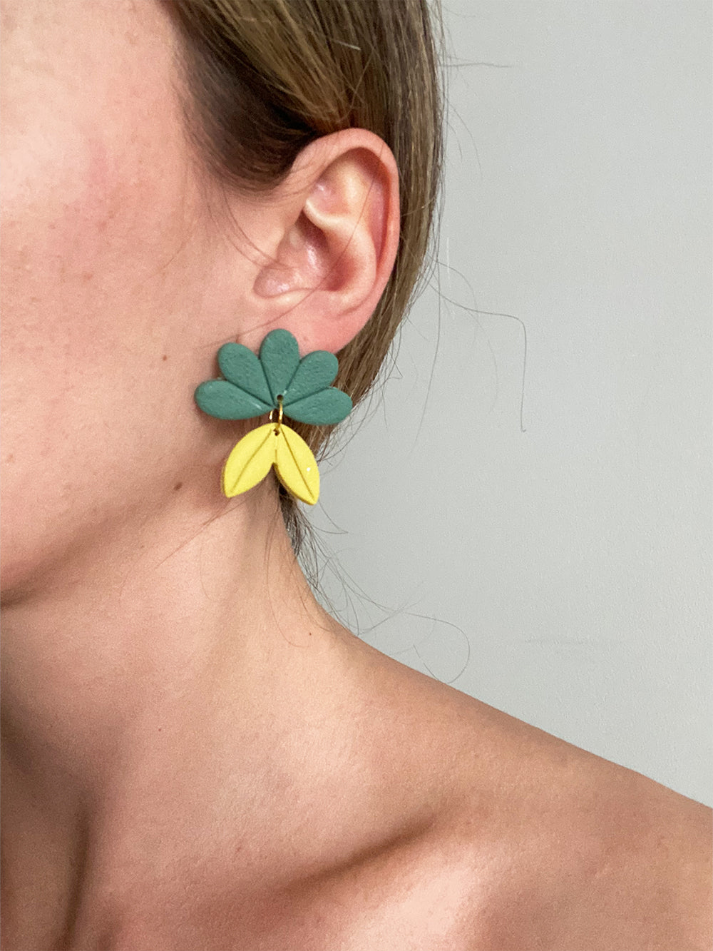 Pendientes dos piezas flor