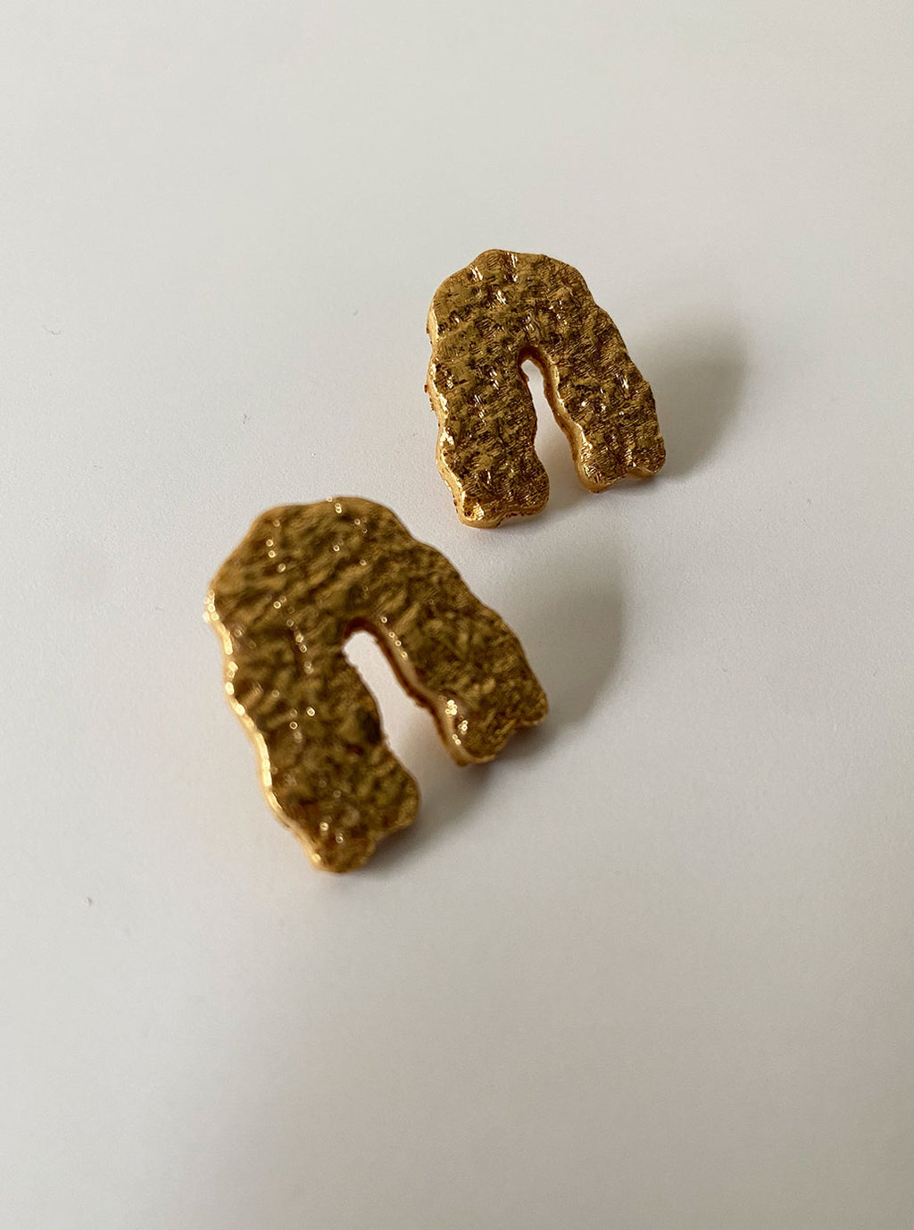 Pendientes arco dorado rugoso