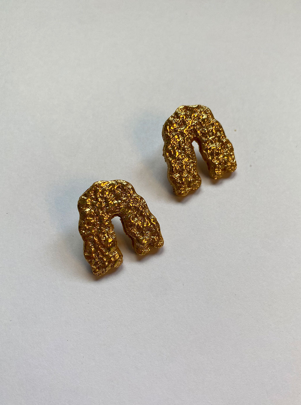 Pendientes arco dorado rugoso