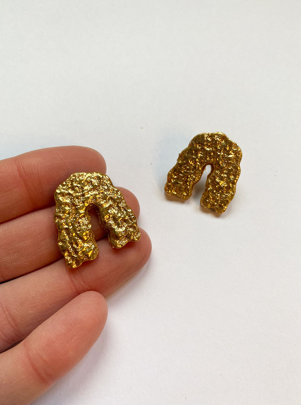 Pendientes arco dorado rugoso