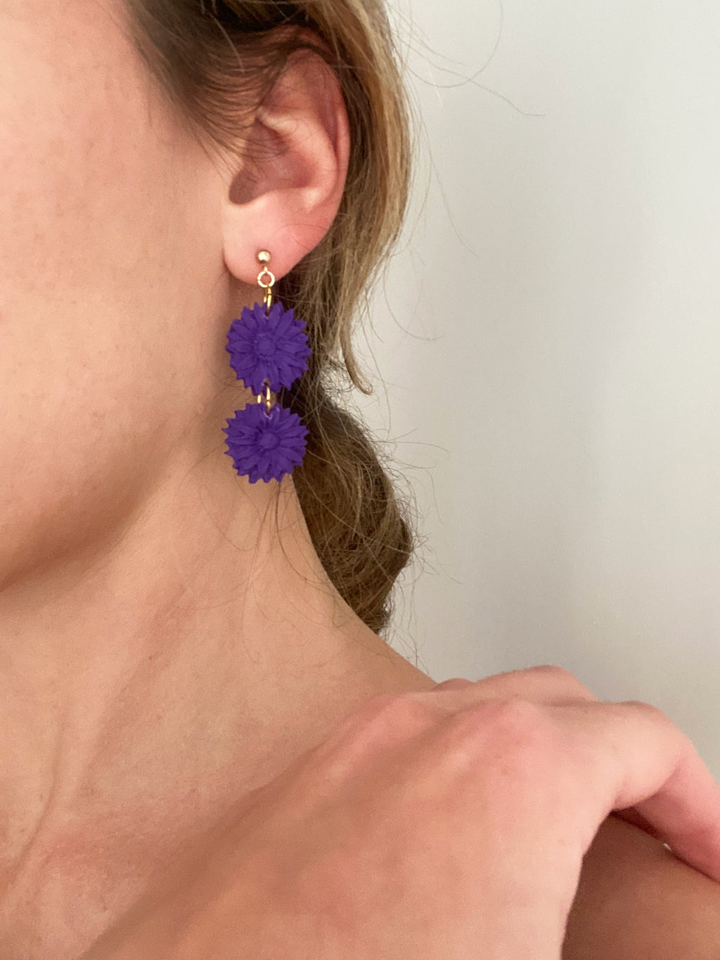 Pendientes de margaritas morados