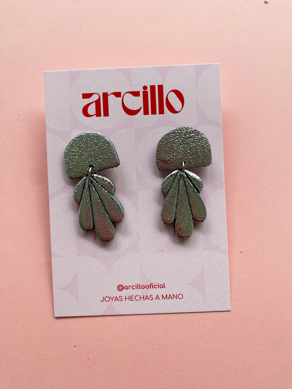 Pendientes brillantes plateados