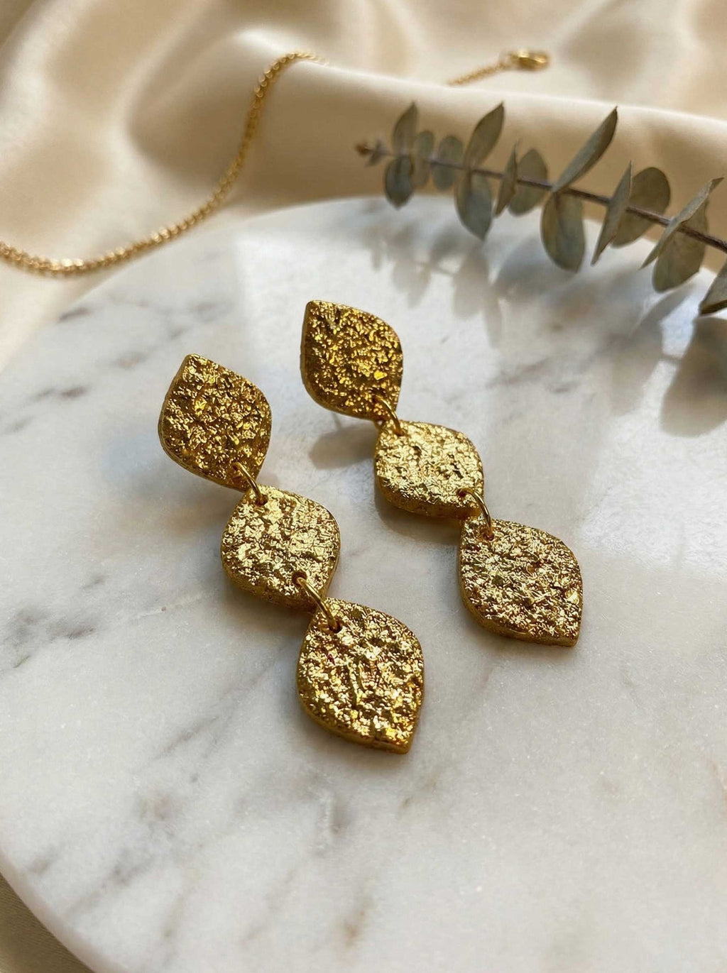 Pendiente largo dorado