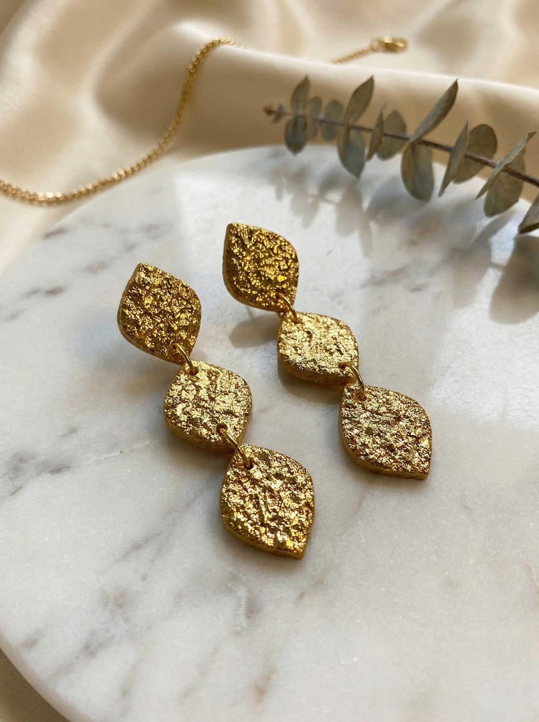 Pendiente largo dorado