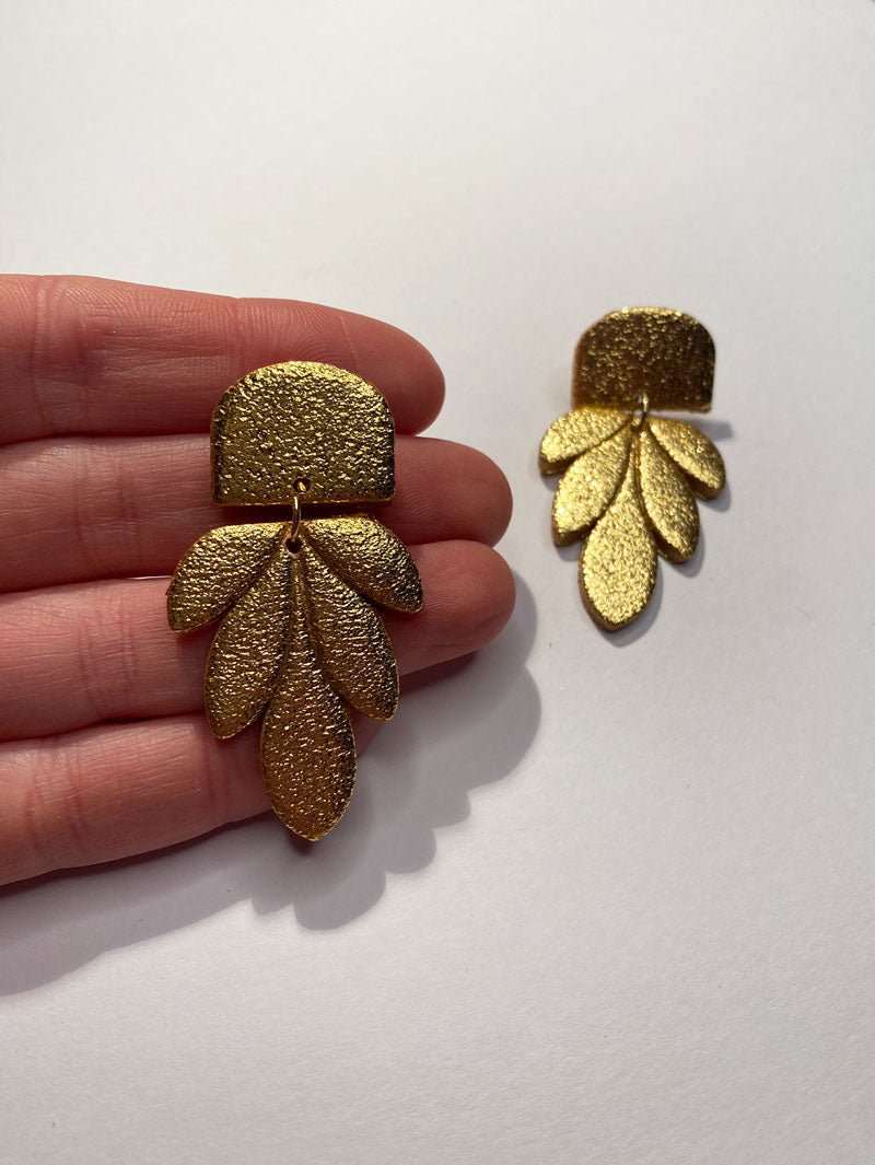 Pendientes brillantes dorados