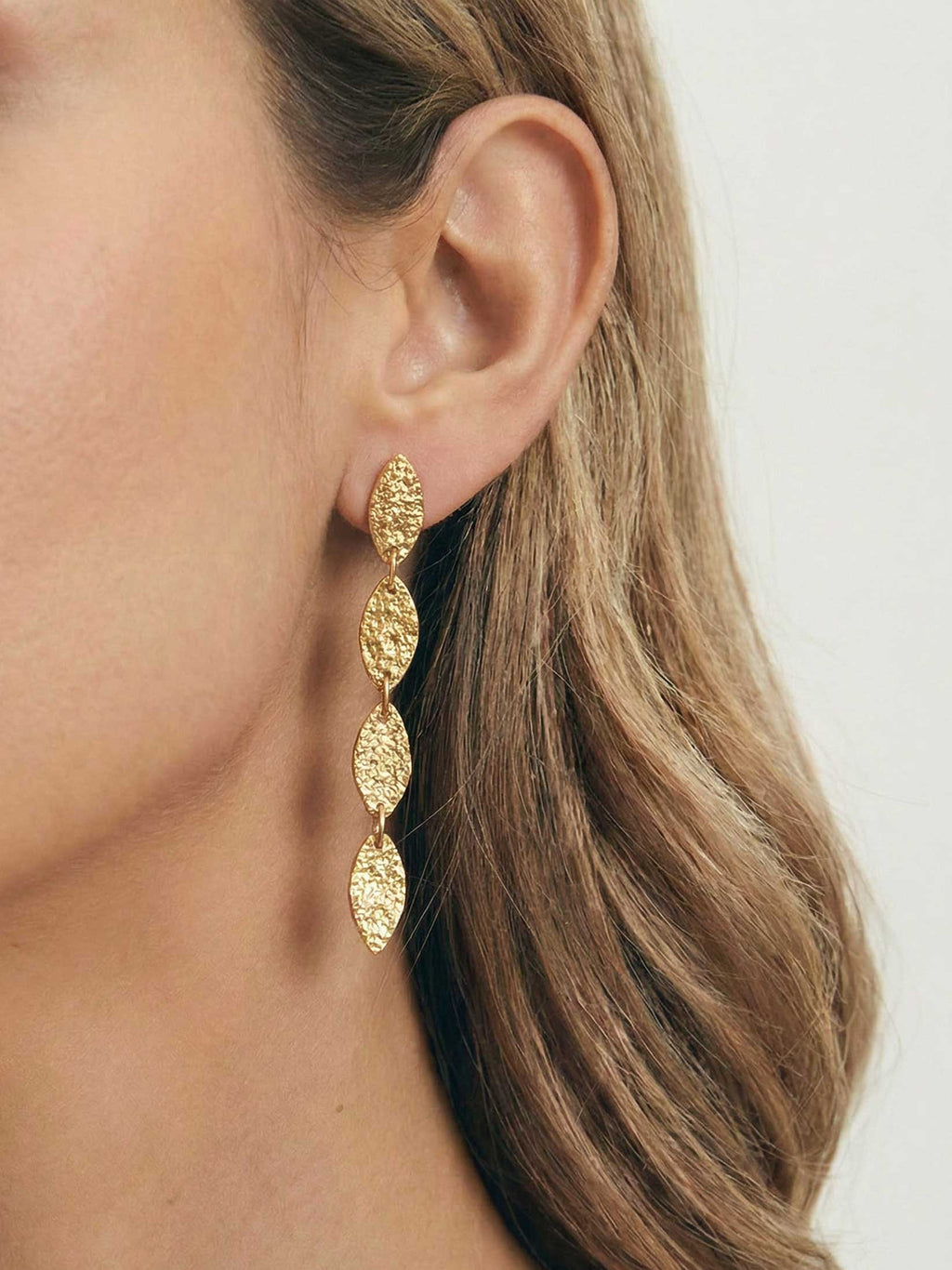 Pendientes-clásicos-y-elegantes-de-color-dorado