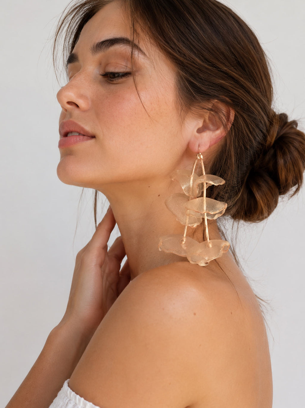 Pendientes colgantes pétalos beige empolvado