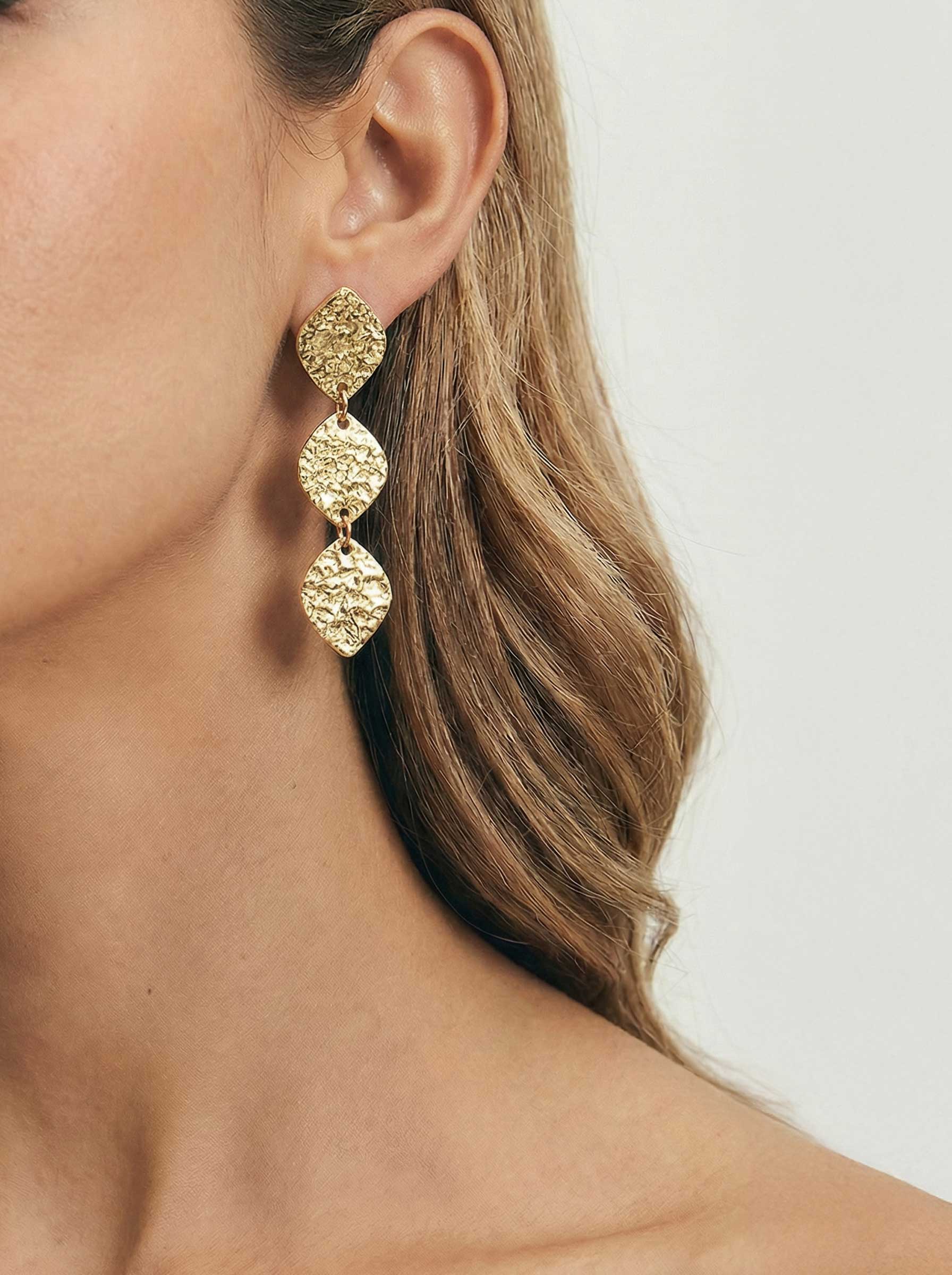 Pendiente largo dorado