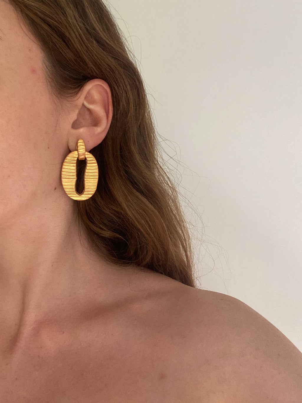 Pendientes clave dorados