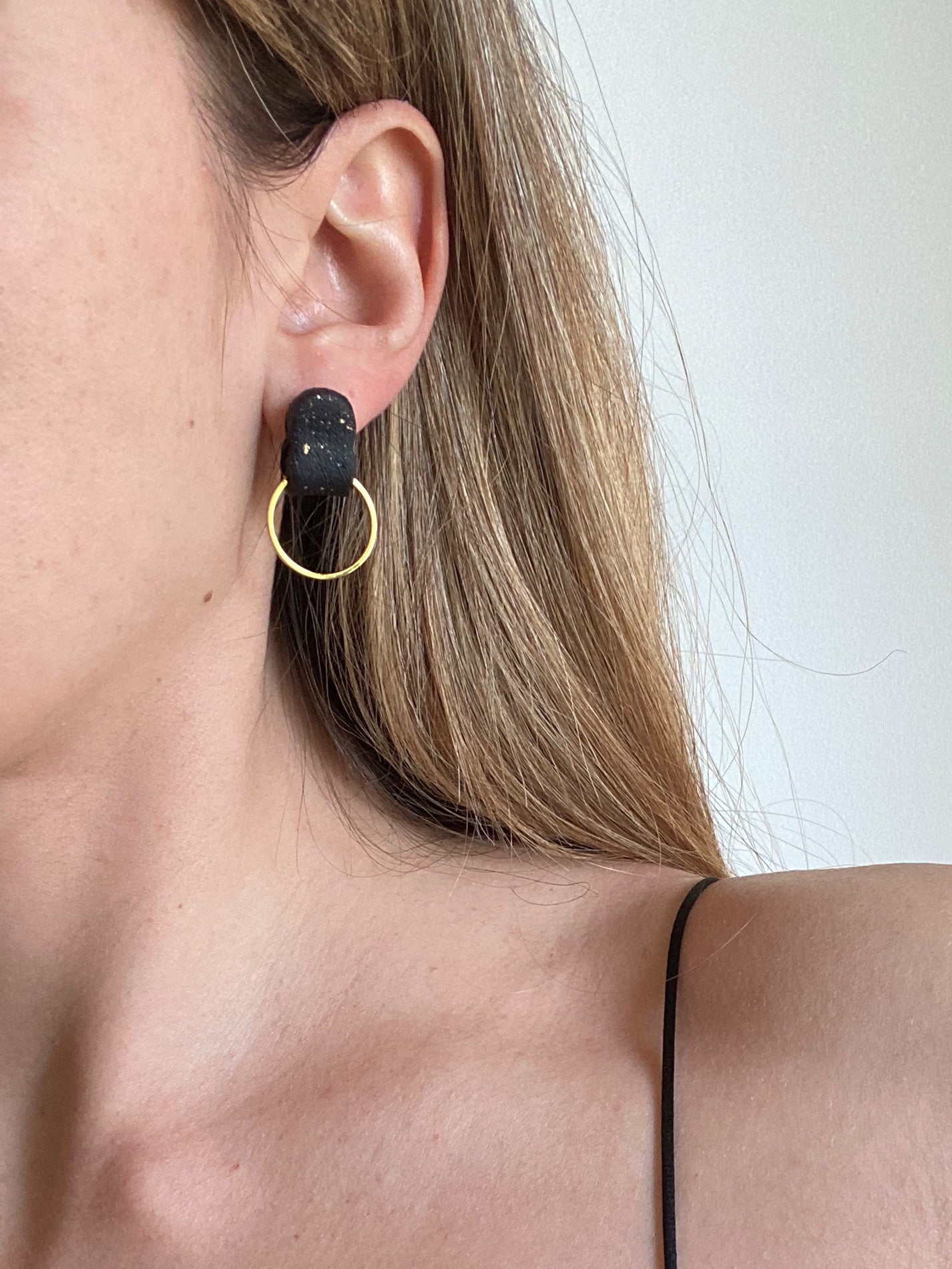 Pendiente negro arco dorado