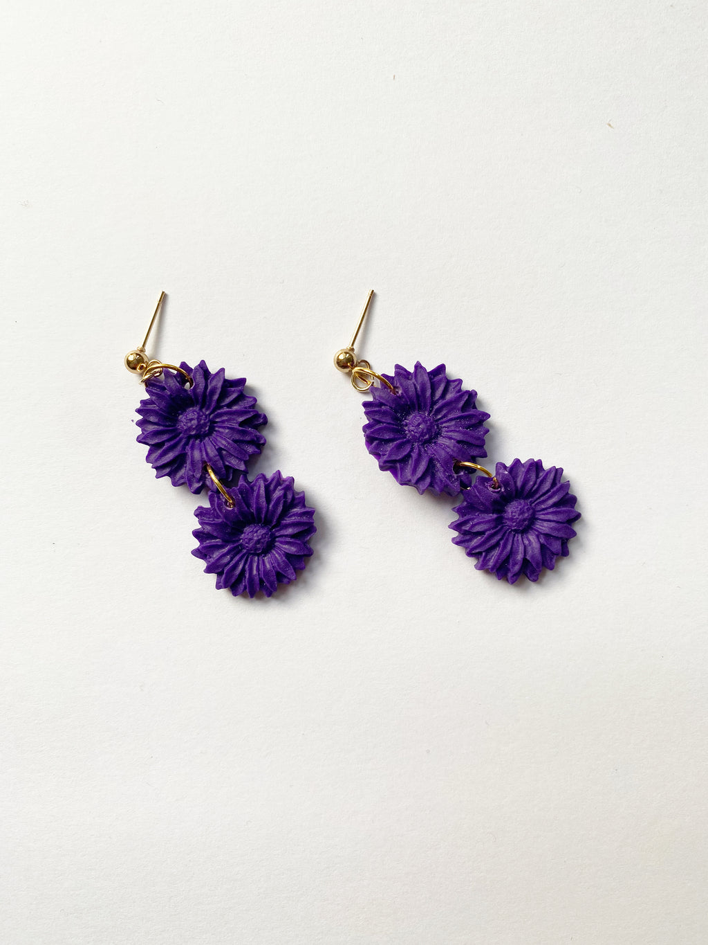 Pendientes de margaritas morados