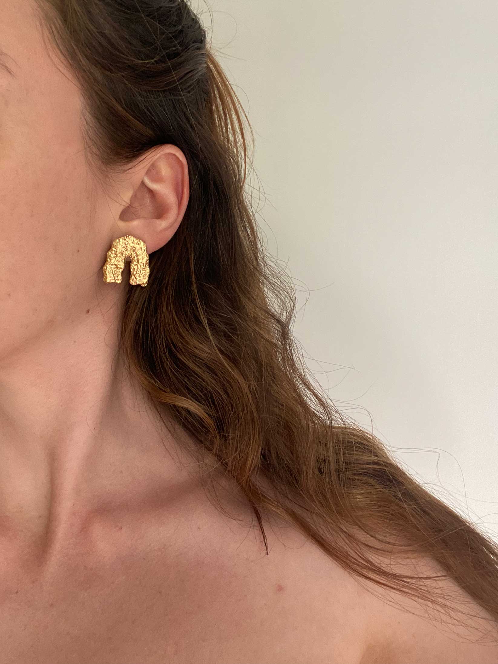 Pendientes arco dorado rugoso