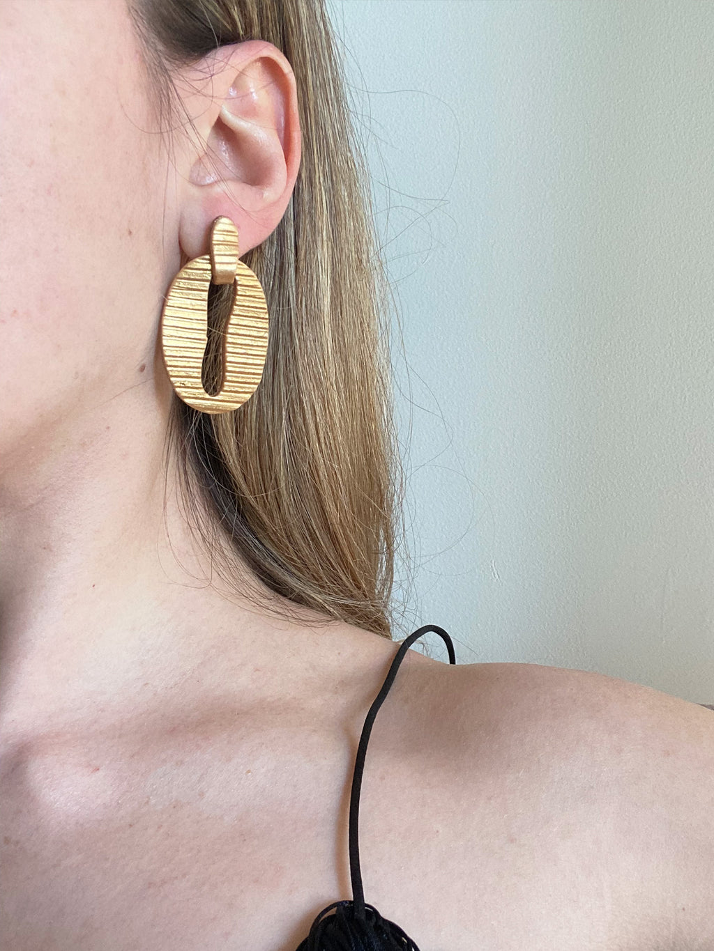 Pendientes clave dorados