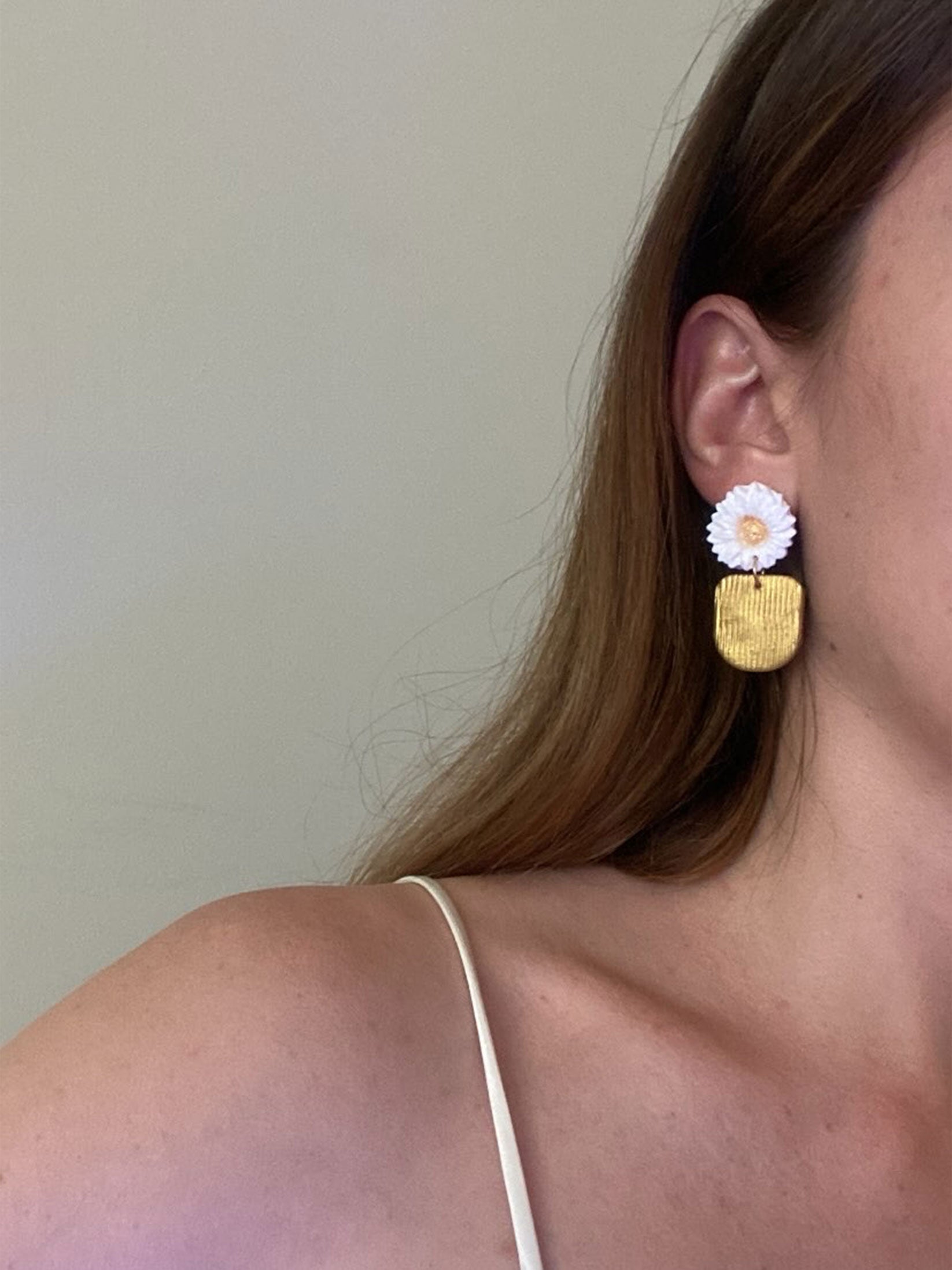 Pendiente flor y oro