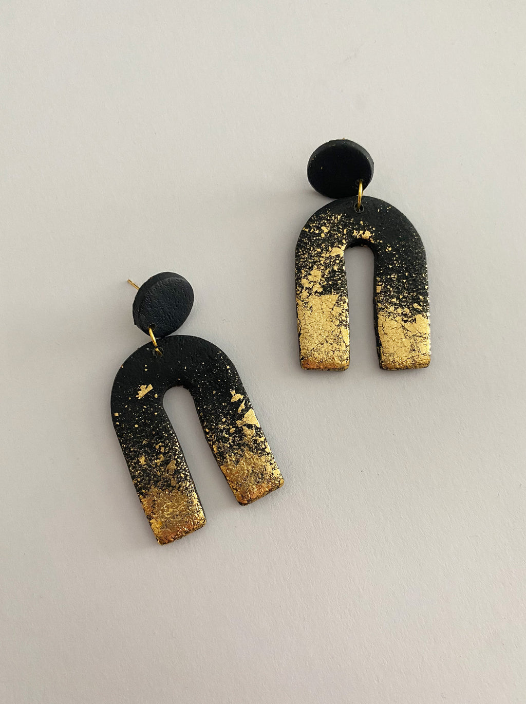 Pendientes arcos salpicón dorado