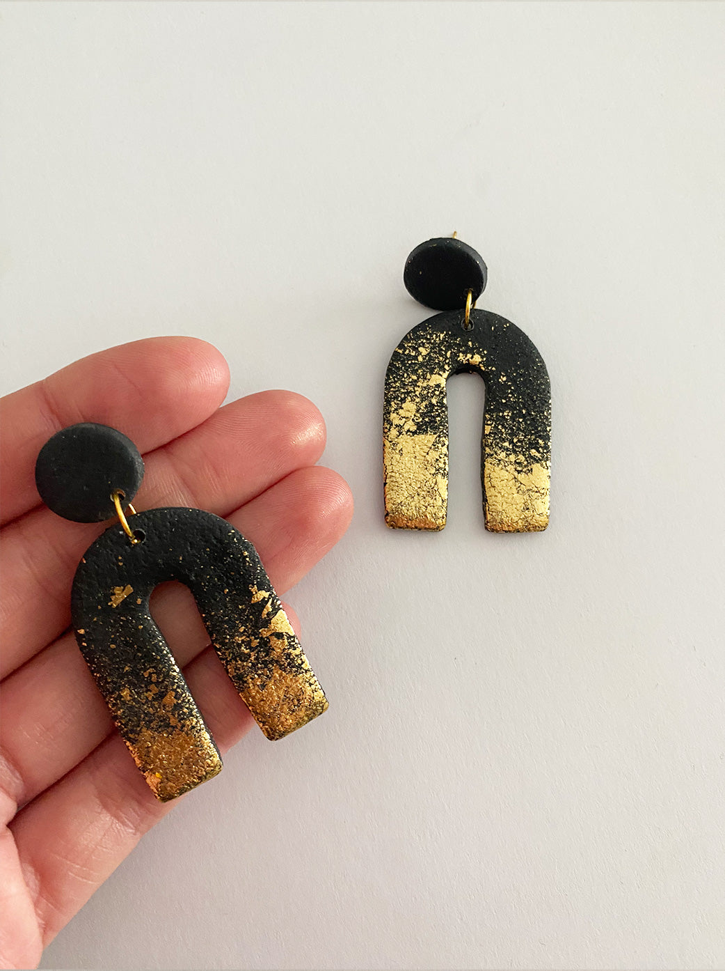 Pendientes arcos salpicón dorado