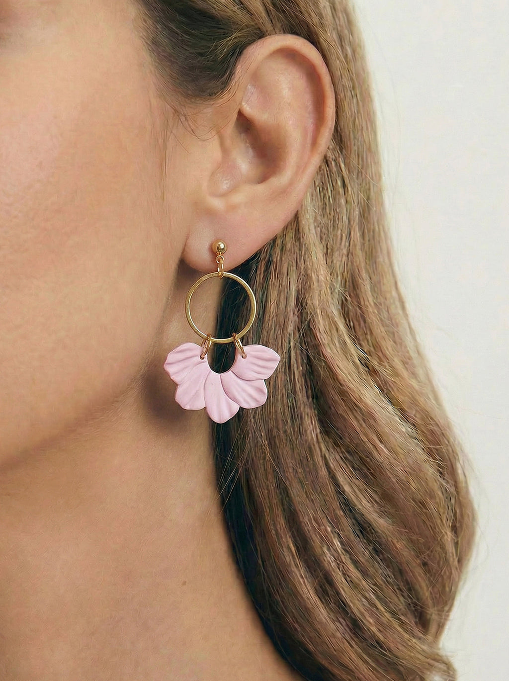 Pendientes de aro dorado con flor