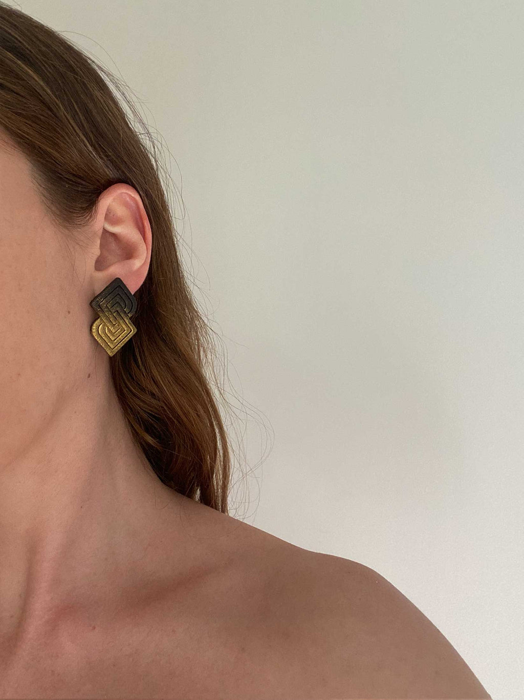 Pendientes geo negro-dorado