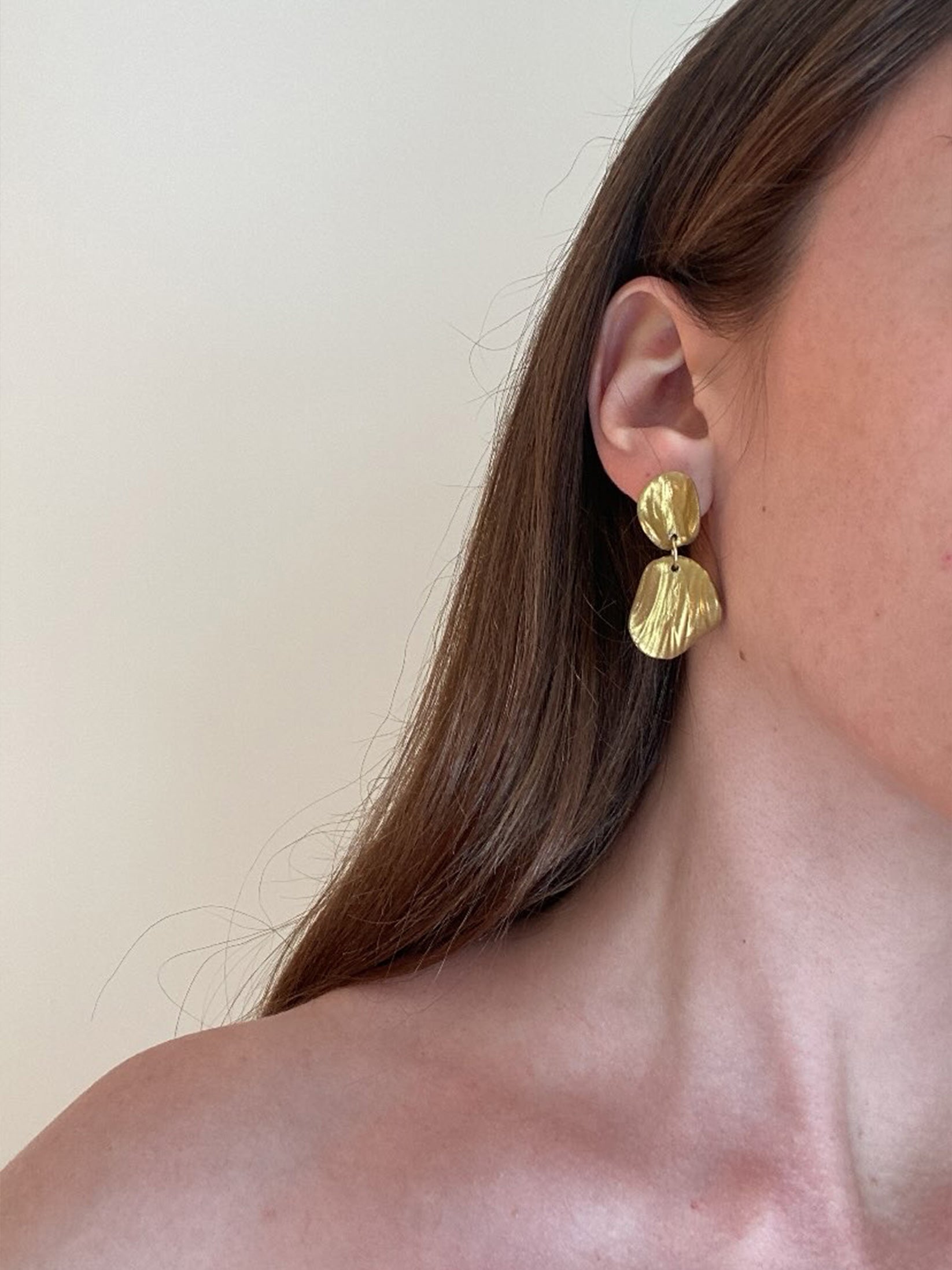 Pendientes petalo dorado