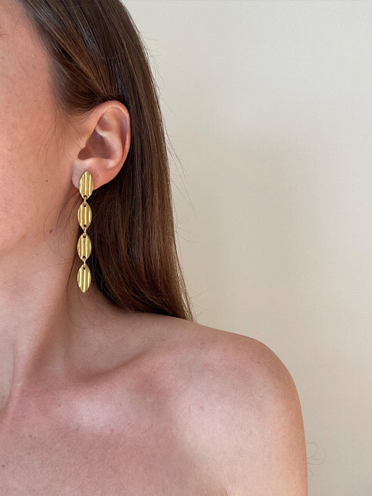 Pendientes clásicos y elegantes de color dorado