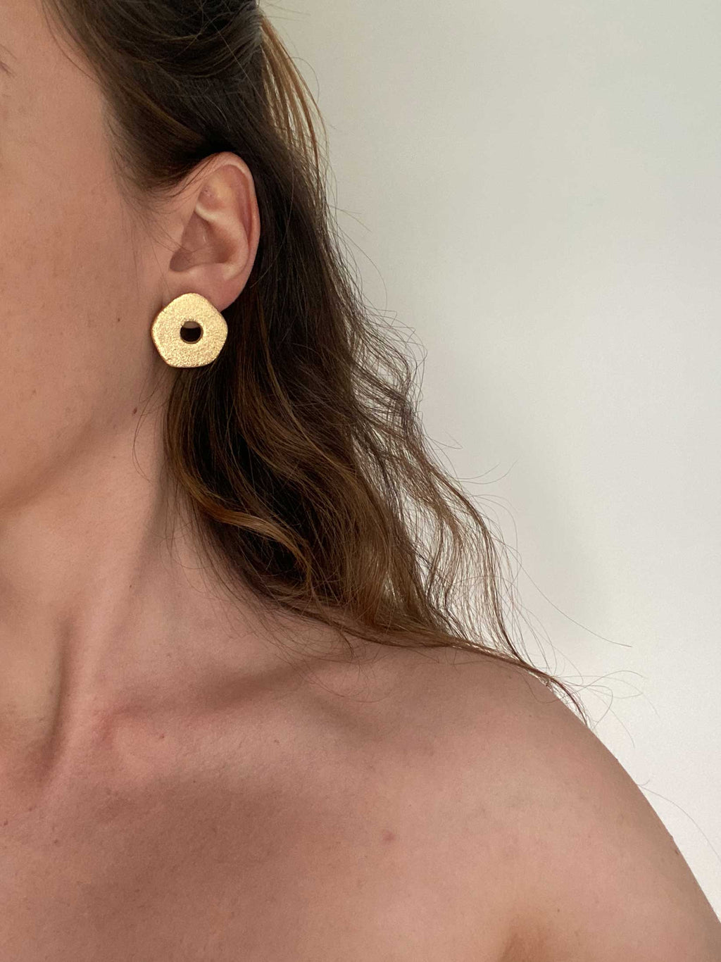 Pendiente botón irregular