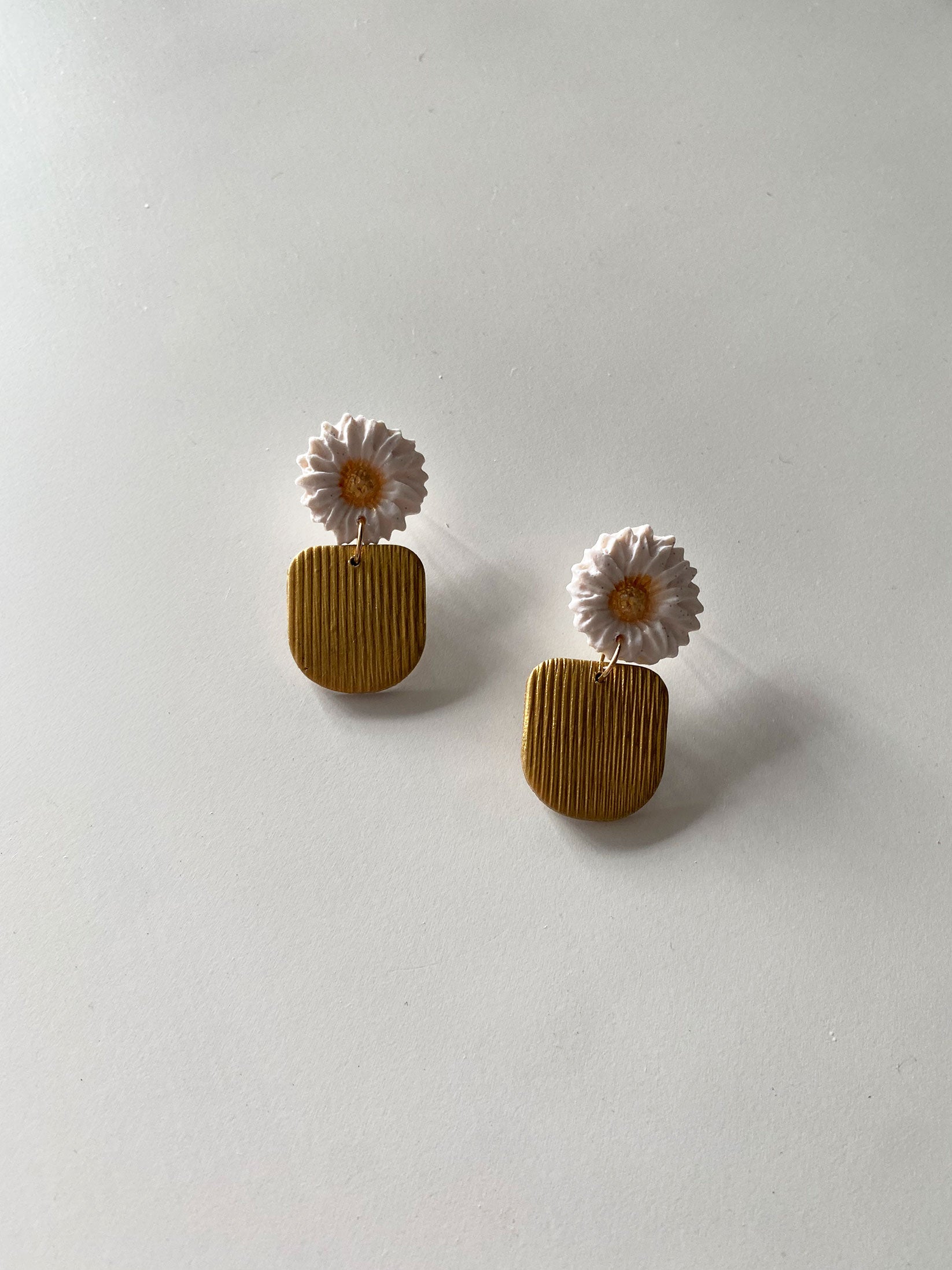 Pendiente flor y oro