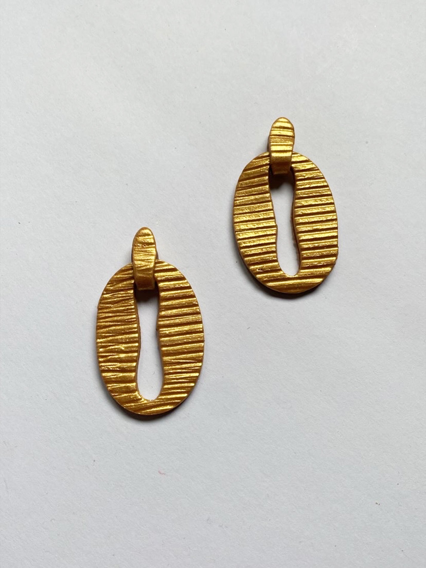 Pendientes clave dorados