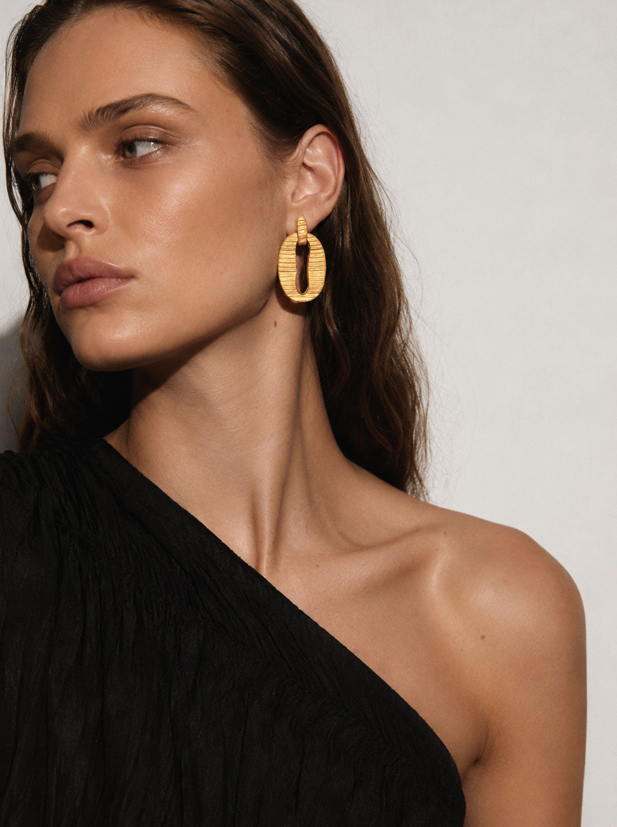 Pendientes clave dorados