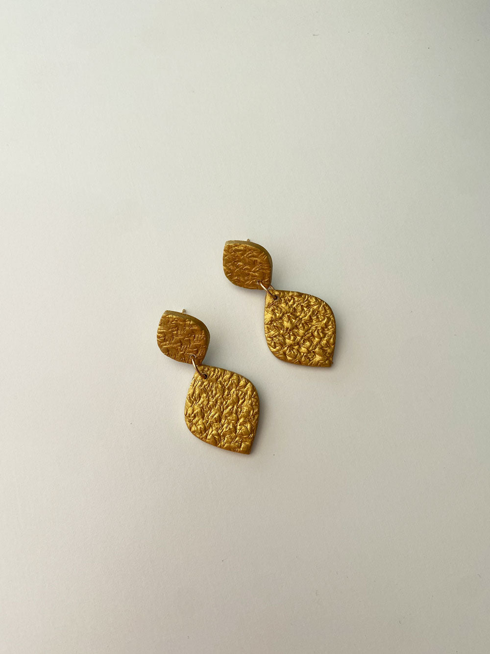 Pendiente gota dorado