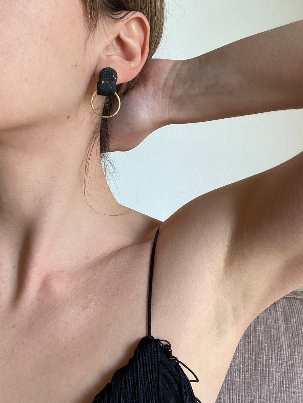Pendiente negro arco dorado