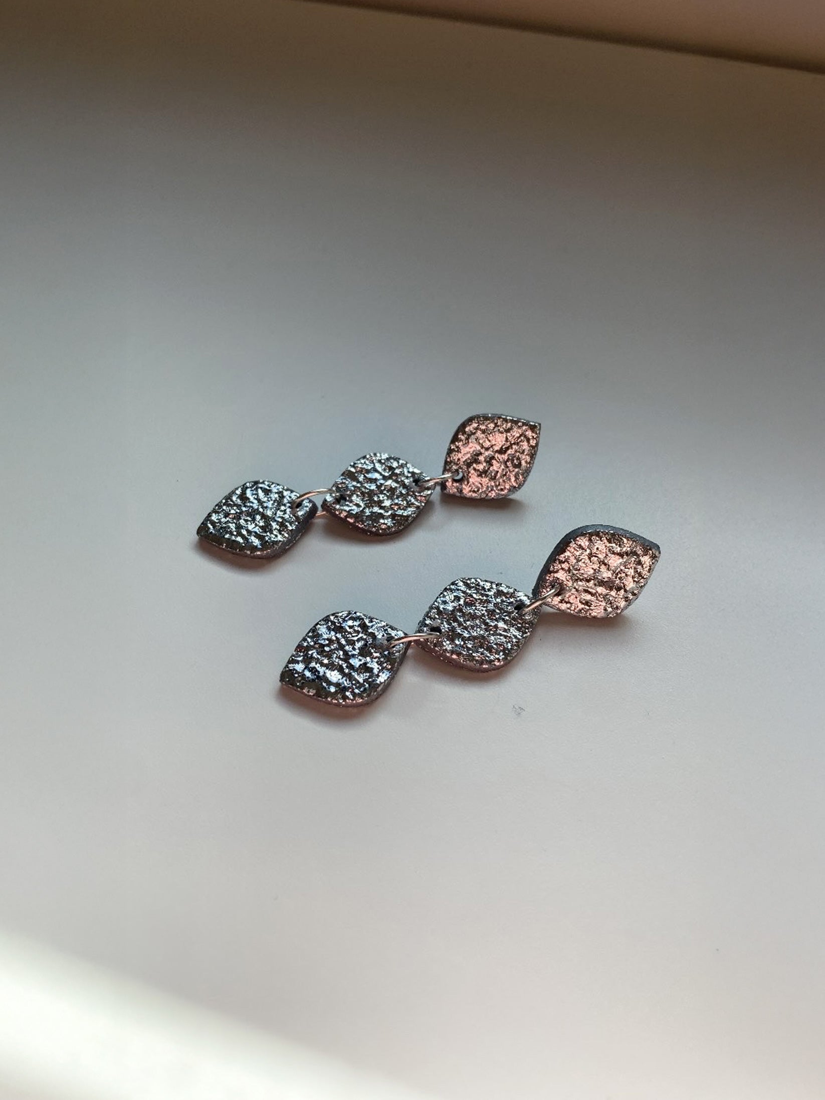 Pendiente largo plateado