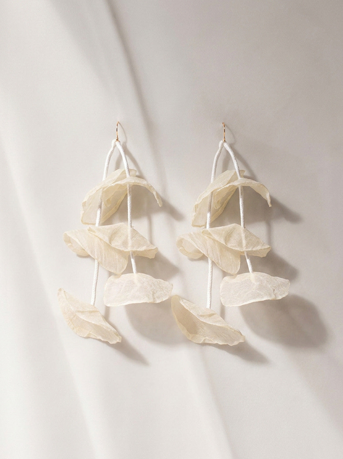 Pendientes colgantes pétalos blancos