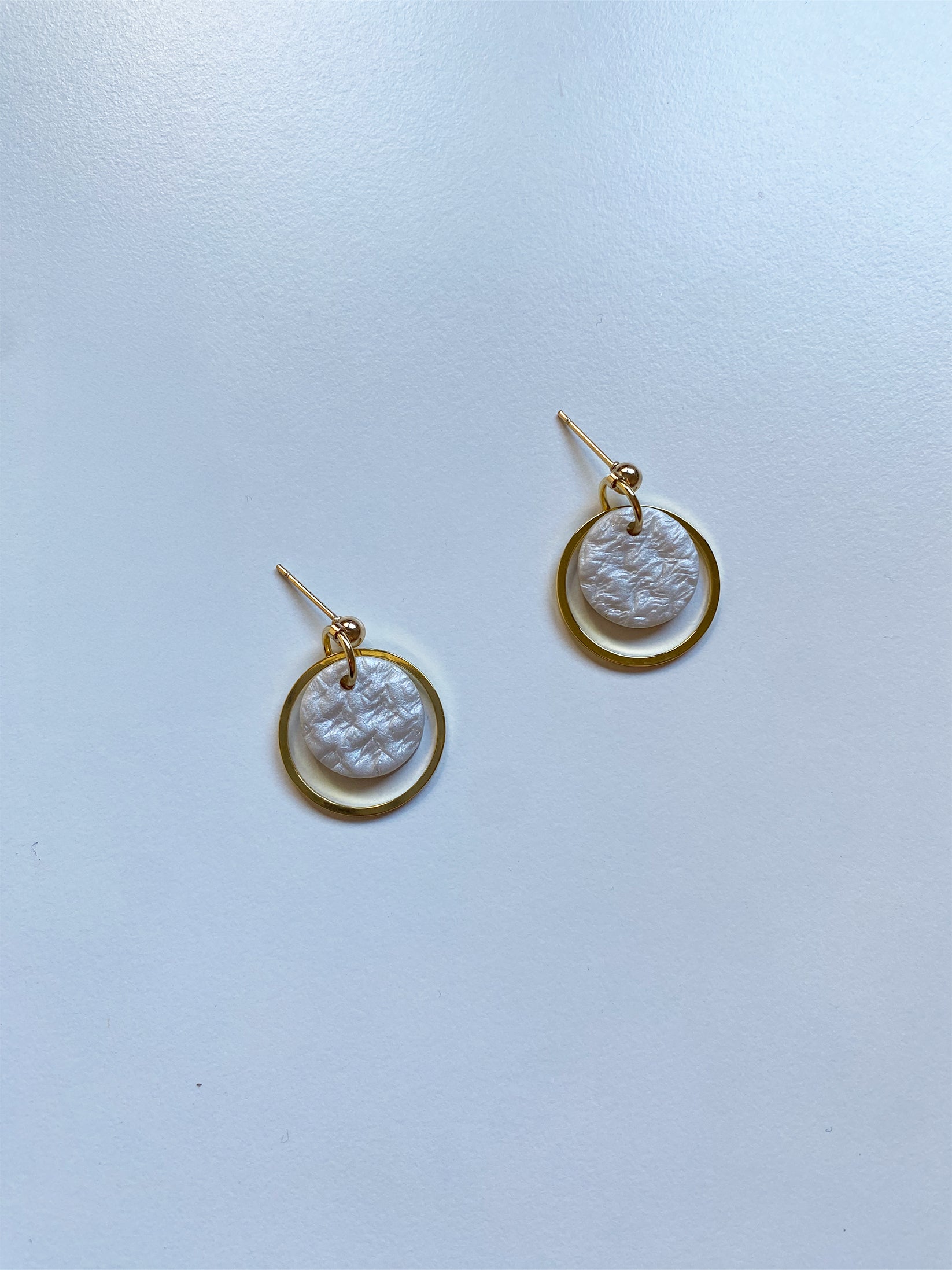 Pendientes pequeños dorado y perla