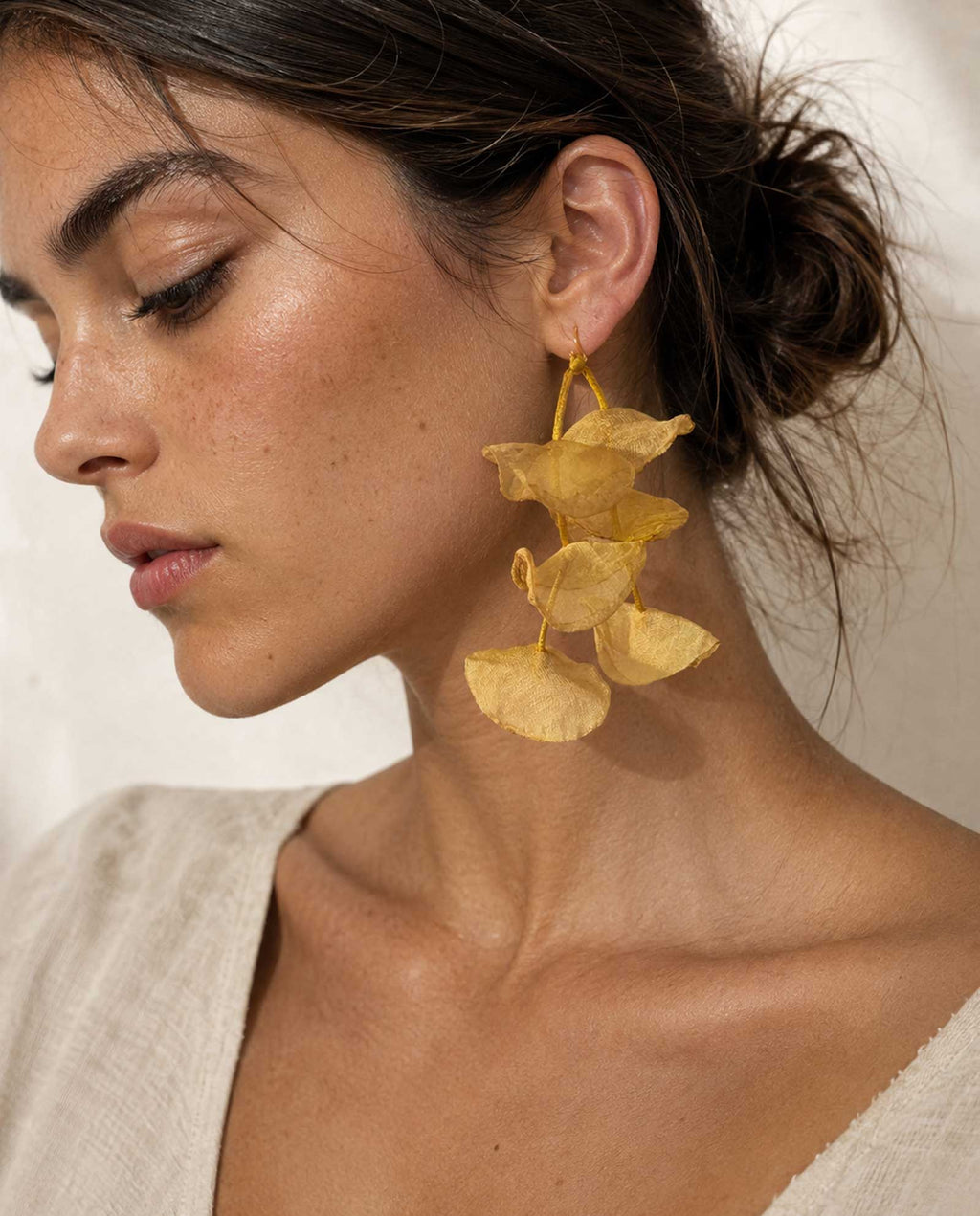 Pendientes colgantes pétalos dorados