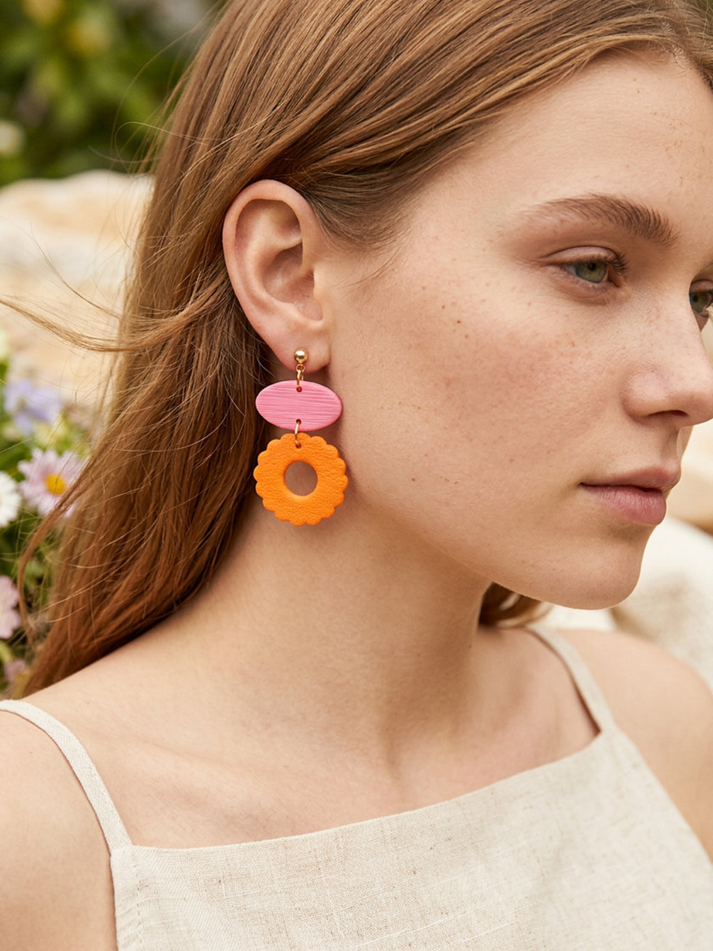 Pendientes flor naranja detalle rosa texturizados