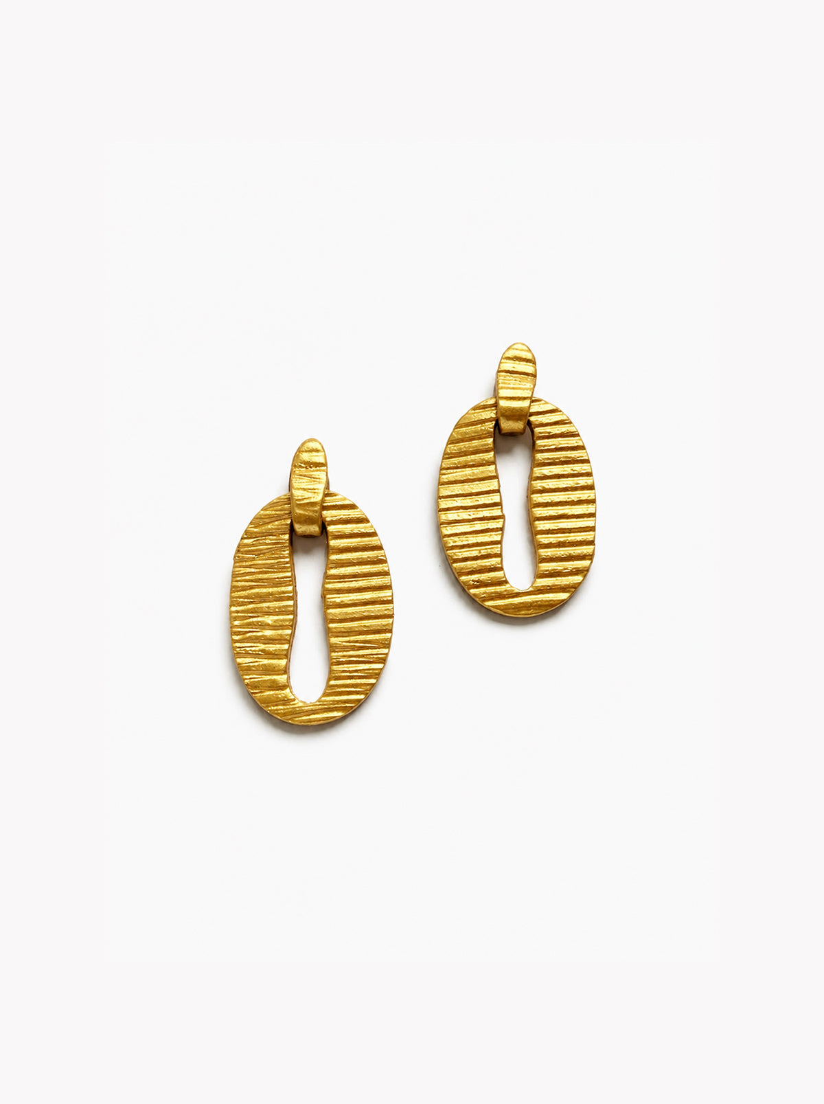 Pendientes clave dorados