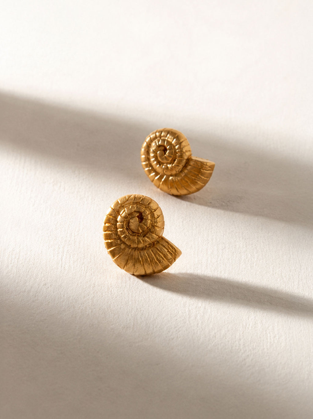 Pendientes dorados mar